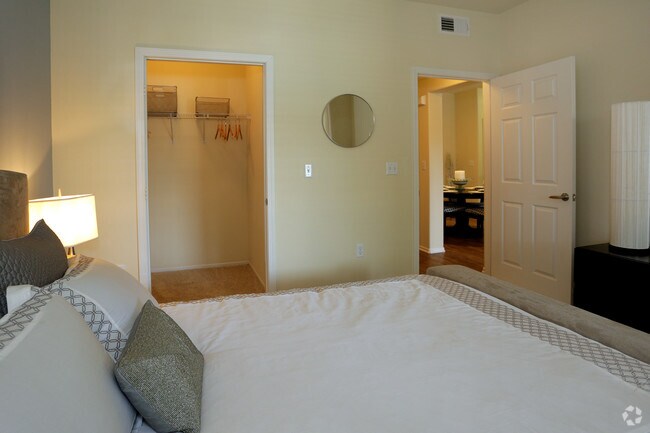 1 BR, 1 BA - 741 SF