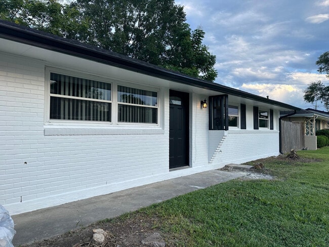 Photo - 1900 River Oaks Dr