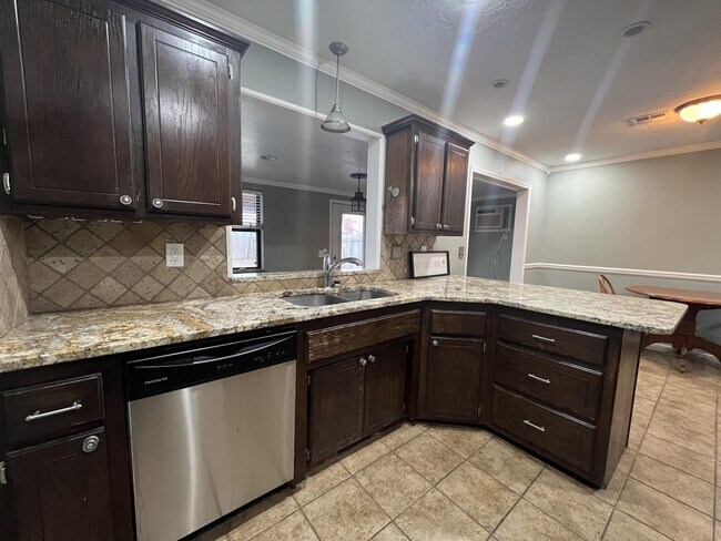 Photo - 628 Waterview Rd