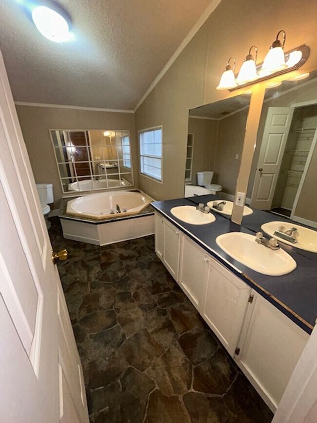 Photo - 3-bedroom, 2-bath mobile home