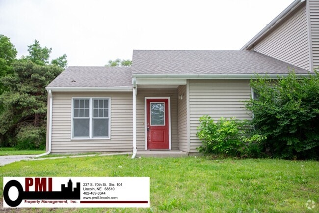 Building Photo - 2 Bedroom and 1 Bathroom Duplex Available ... Rental