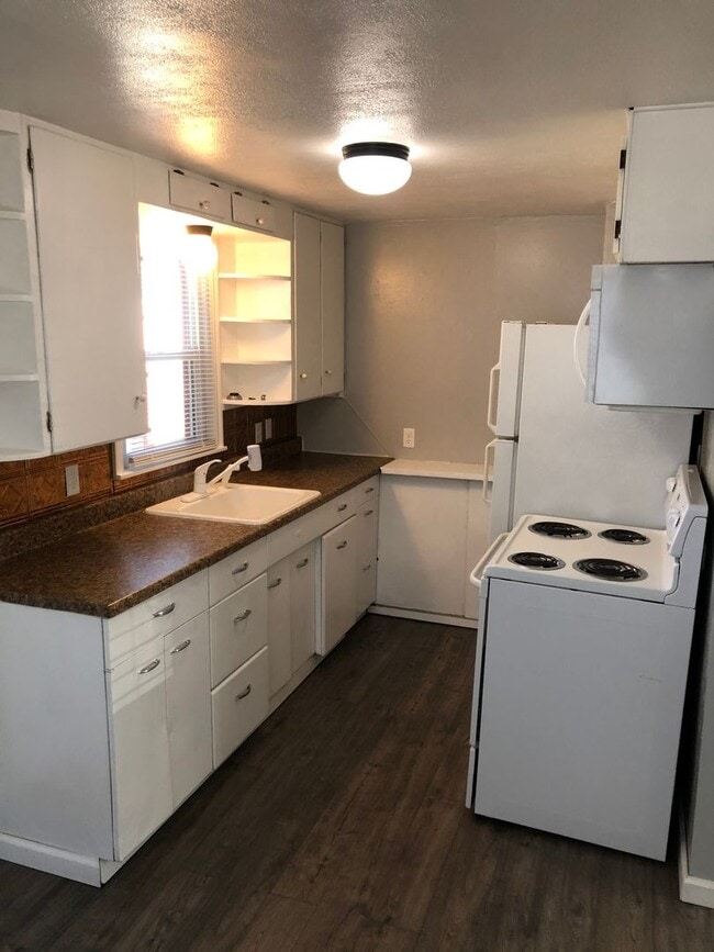 Photo - Clean & cozy 2 bedroom 1 bath Rancher comi...