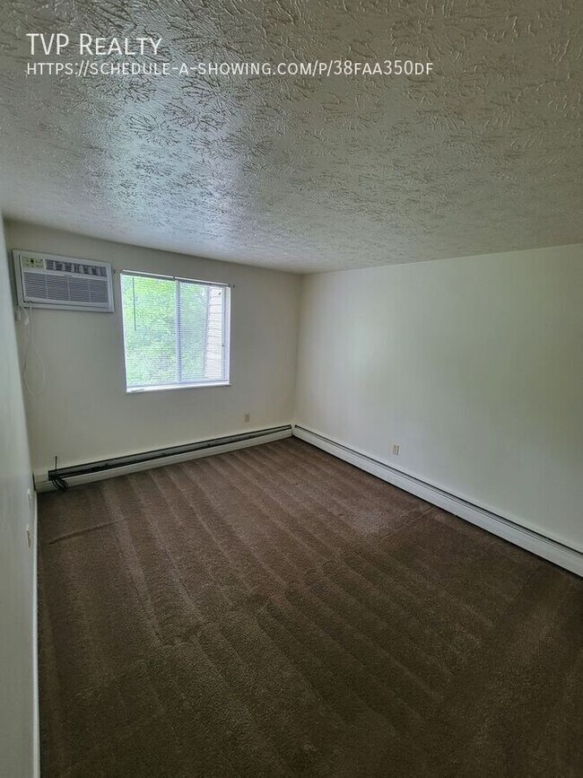 Photo - 1454 W River Rd N