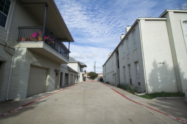 Photo - 1818 N Fitzhugh Ave Unit 4