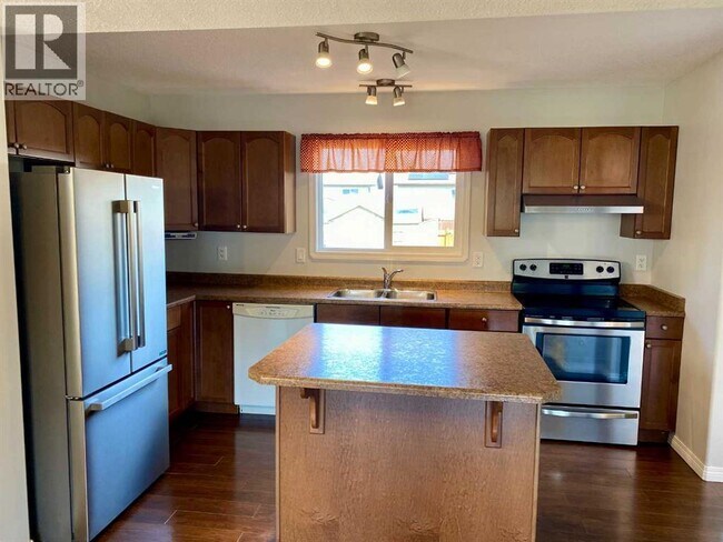 Photo - 9106-9192 92 Ave