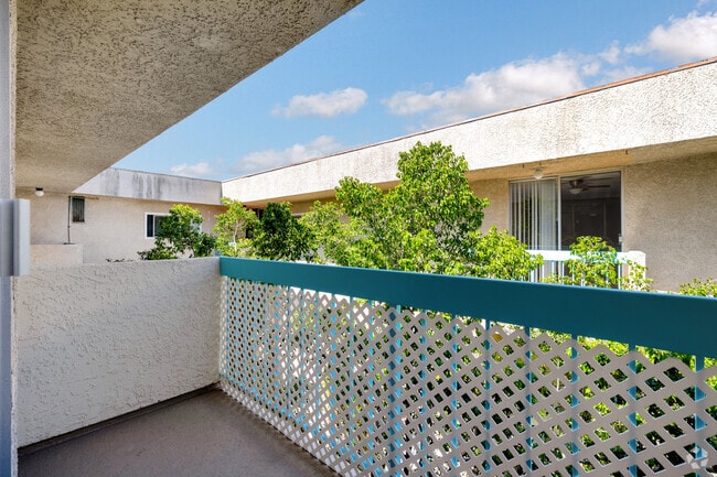 1BD, 1BA - 647SF - Balcony