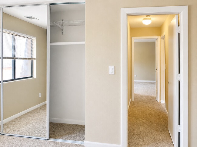 Building Photo - 8 Oak Creek Dr Unit 3803