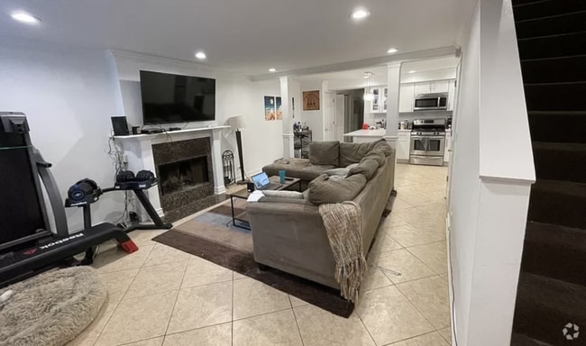 Building Photo - 2 bedroom in Chicago IL 60642 Unit 1 Rental