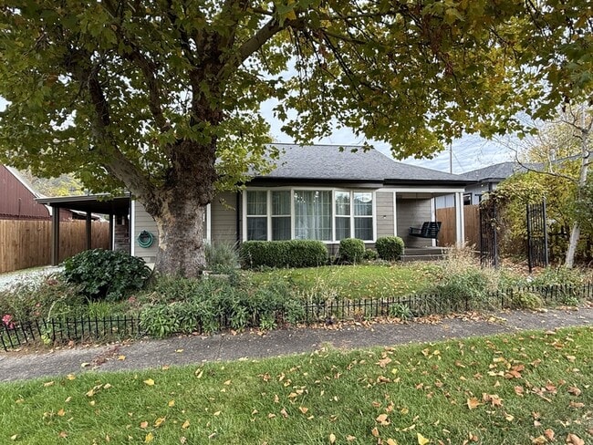 Building Photo - 501 NE Broadway St