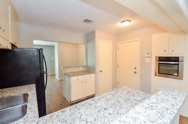 Building Photo - 5405 Southlea St