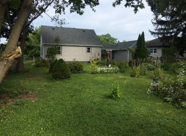 Huge back yard - 819 Chicago St