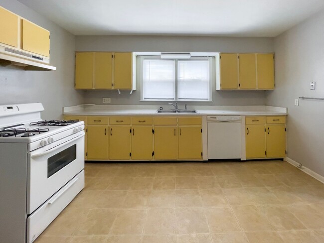 Dishwasher and Washer/Dryer Included - Dishwasher and Washer/Dryer Included House