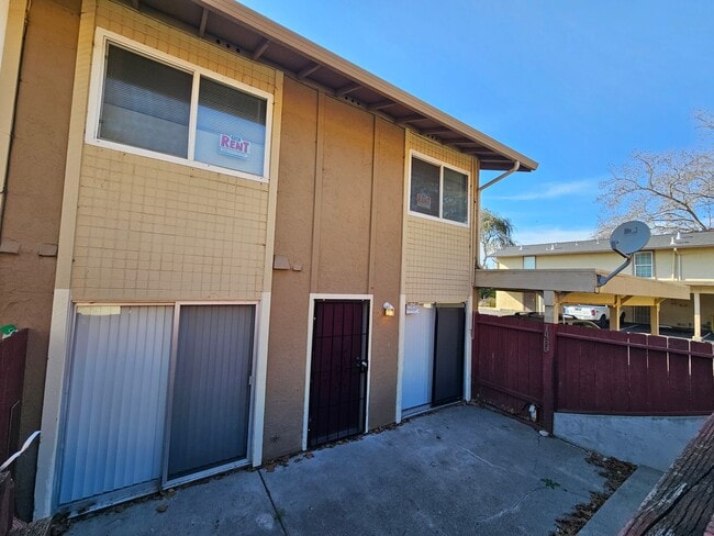 Building Photo - Sunny and Bright 2 Bedroom Townhouse in Vallejo CA