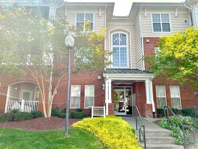 Building Photo - 2 Bedroom, 2 Bathroom Condo in Chapel Hill