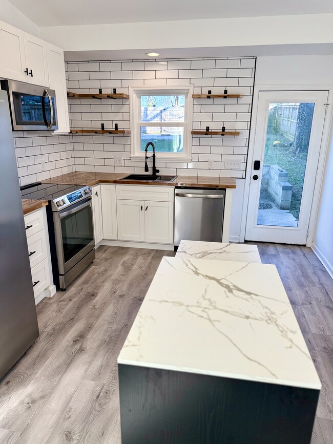 Photo - 716B 29th Ave N