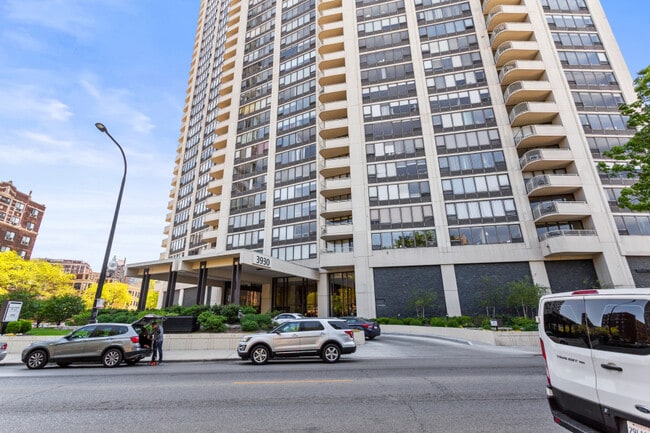 Building Photo - 3930 N Pine Grove Ave