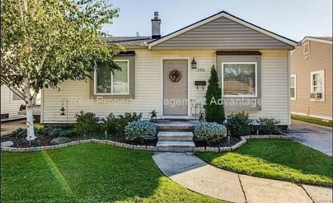 Mid-Century Style with Modern Comforts, Cl... - Mid-Century Style with Modern Comforts, Cl... House