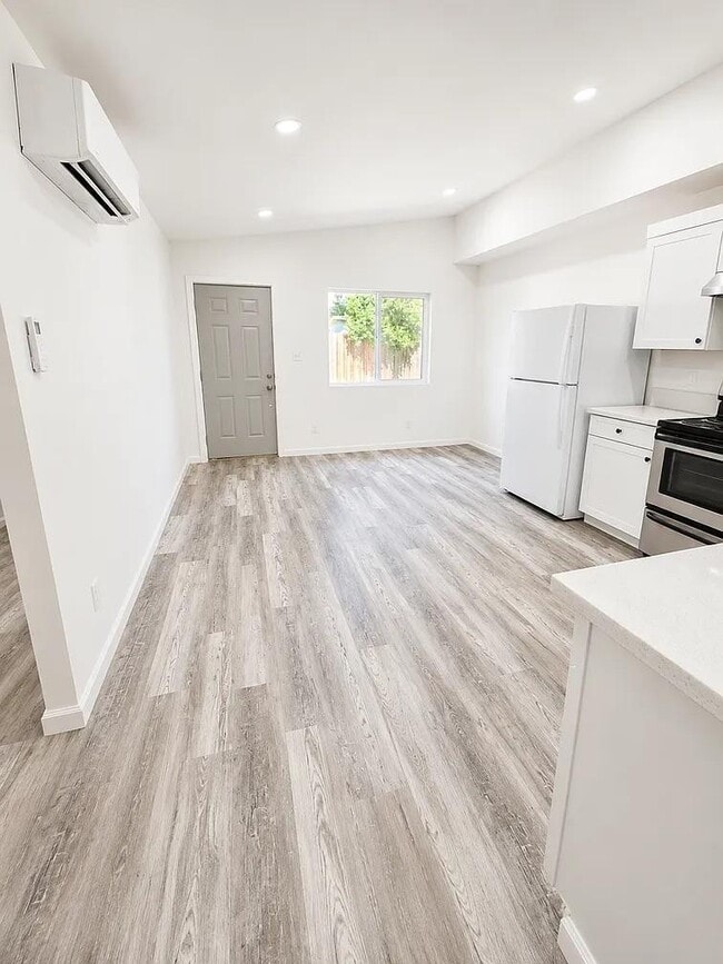 Photo - 224 W G St