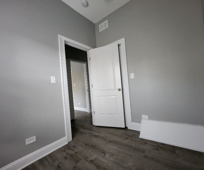Photo - 1355 E 76th St Unidad 2
