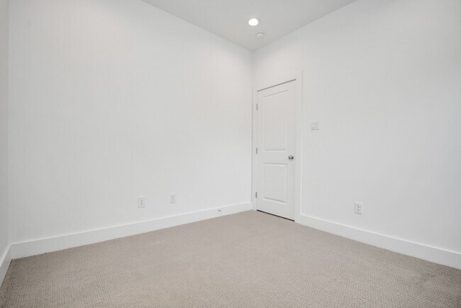 Photo - 420 Janisch Rd