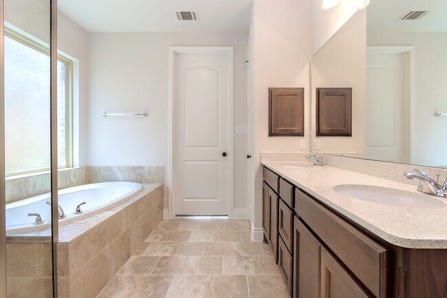 Photo - 3410 Willow Cres Ct