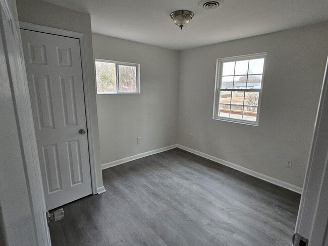 Photo - Charming Cottage with Lake View!