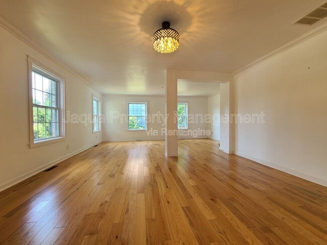 Photo - 547 Archer Ave