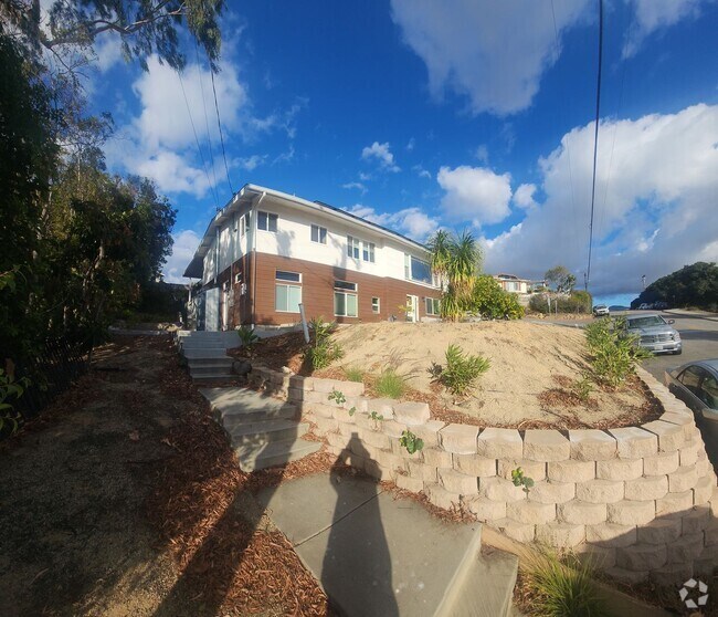 Building Photo - Large house near Poly!!