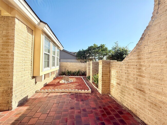 Photo - 10423 Kirkshire Dr