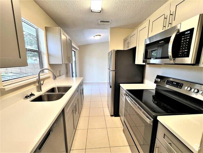 Building Photo - 555 NW Conover St Rental