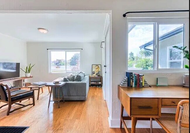 Photo - 932 Venango Cir