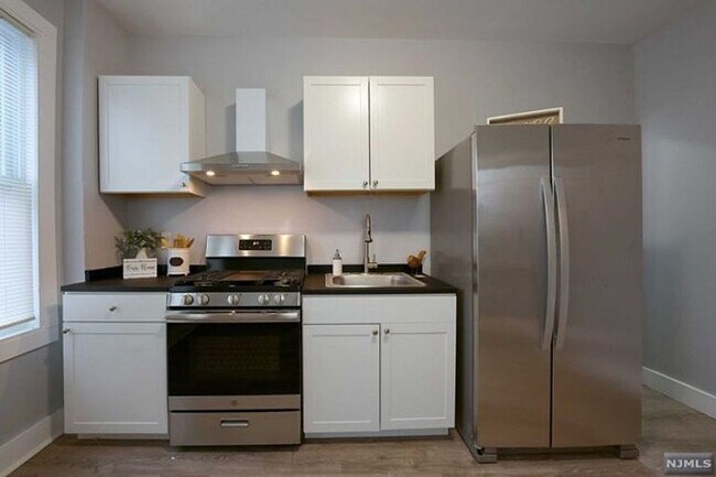 2R Kitchen-1 - 17 Northfield Ave Unidad 2nd Floor Right