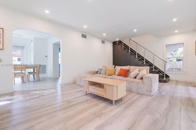 22 NE 44th St