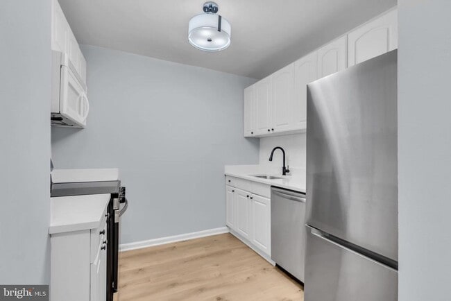 Building Photo - 3245 Rio Dr Unit 307