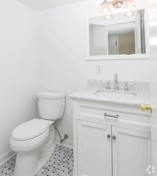 Building Photo - Townhome in the West End