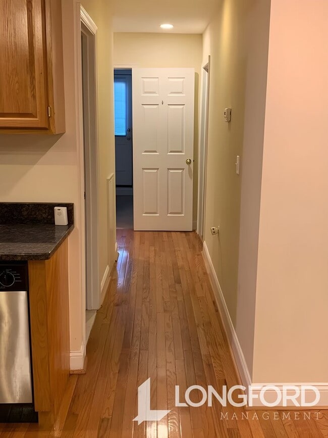 Photo - Spacious 2 Bed English Basement!  APPLY TO...