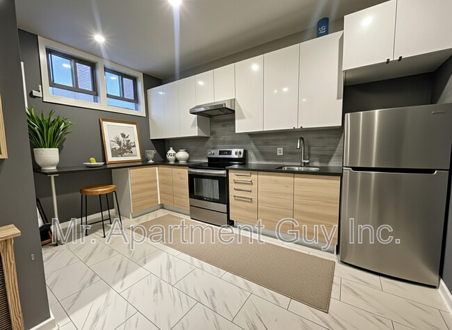 Building Photo - 44 Victoria Ave S Unit 104