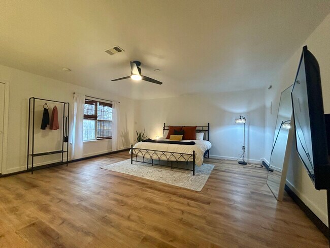 Photo - 2002 Oak Creek Ct