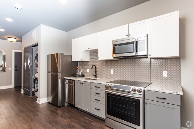 1BR, 1BA - 636-914 SF