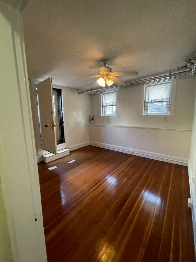Photo - Super Charming Garen level 1 BED  Massive eat in kitchen pet friendly Heat Inc No fee Free mpnh