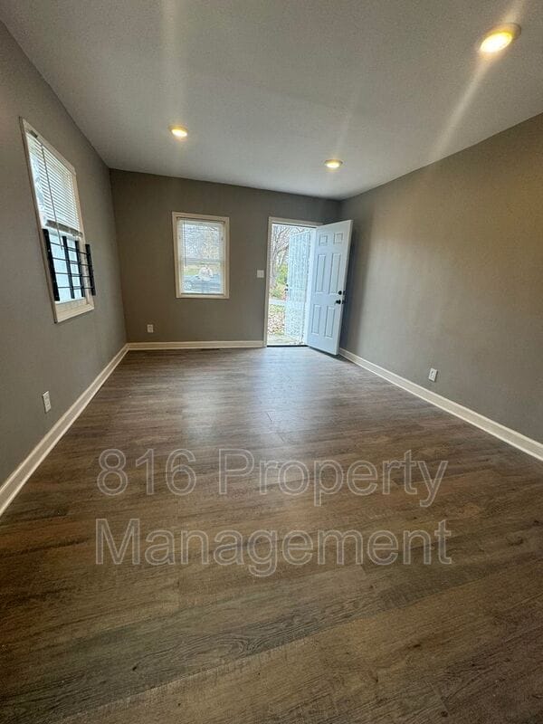 Photo - 1817 E 82nd St