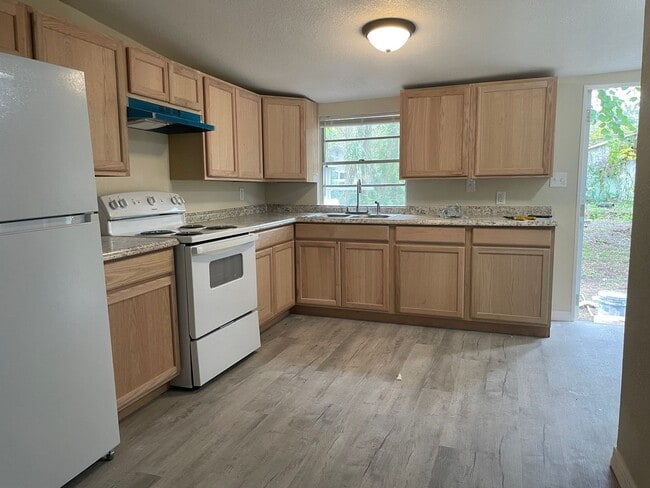 Photo - Move-in ready 4bed/1bath single family home!