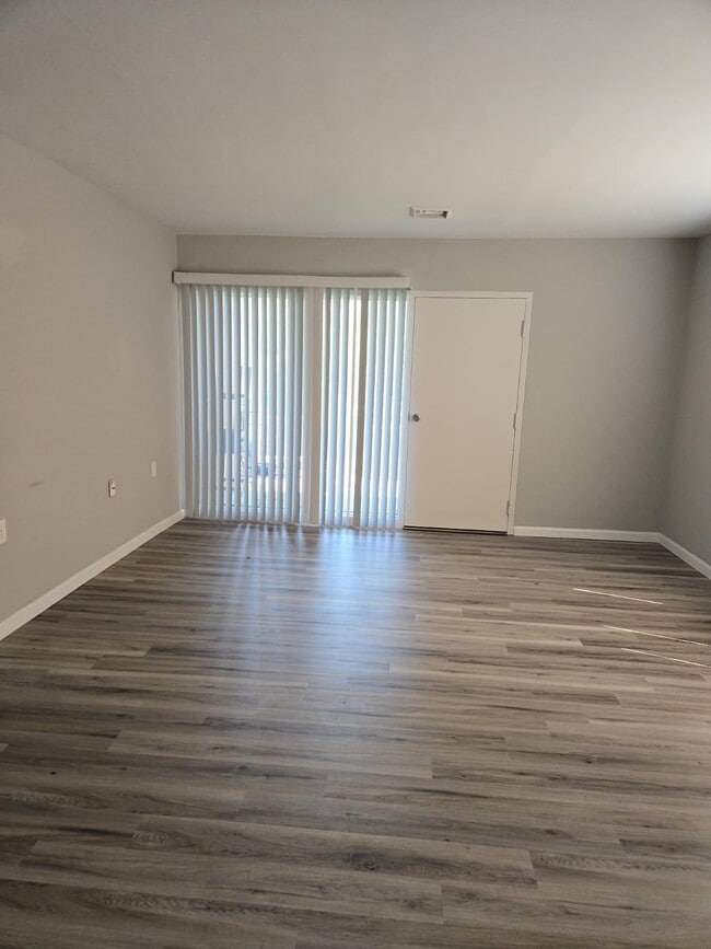Living Room - 2915 Bayview Blvd Unit 2 Second Floor Floor
