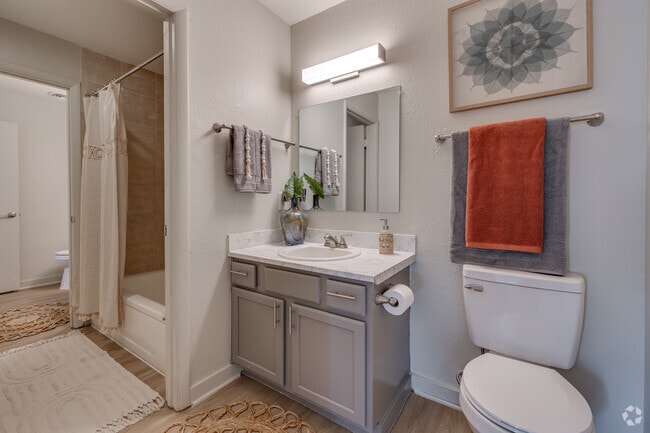 2BR, 2BA - 941SF