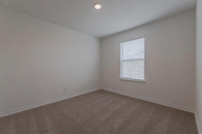 Photo - 121 Country Elm Ln