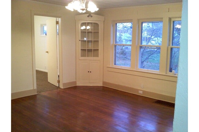 Photo - 710 W Robb Ave