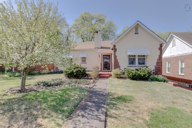 3 Bed, 1.5 Bath Home with Backyard and Ple... - 3 Bed, 1.5 Bath Home with Backyard and Ple...