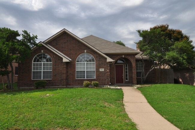 Building Photo - Welcome to this charming 3-2-2 brick home ...