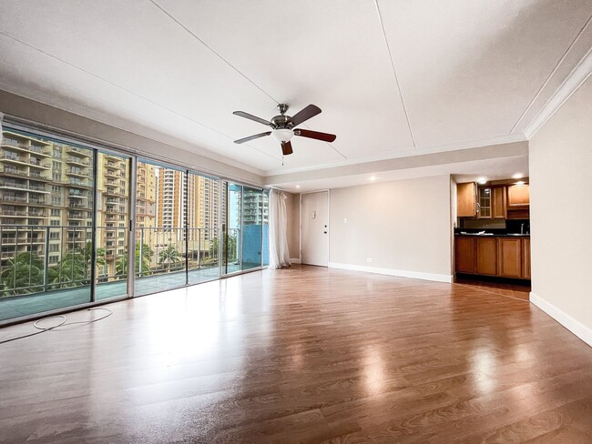 Waikiki 2/2 with 1 Parking and A/C - Waikiki 2/2 with 1 Parking and A/C Condo Unit 9A