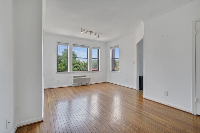 Building Photo - One month free rent with a lease start dat... Unit 407 Rental